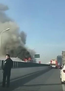 男ji大巴猛烈进出视频:探讨这一现象背后的社会文化影响与人们的心理反应,揭示其引发的广泛关注与讨论 男ji大巴猛烈进出视频:探讨这一现象背后的社会文化影响与人们的心理反应,揭示其引发的广泛关注与讨论