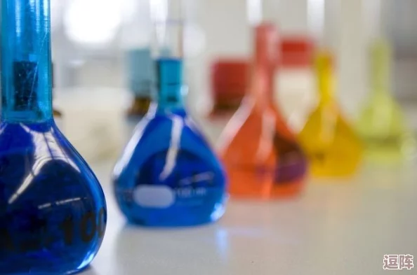 老中医趴在慧静肚子上不动了,似乎在感受生命的脉动与安宁,传递着古老医学的智慧与温暖 老中医趴在慧静肚子上不动了,似乎在感受生命的脉动与安宁,传递着古老医学的智慧与温暖