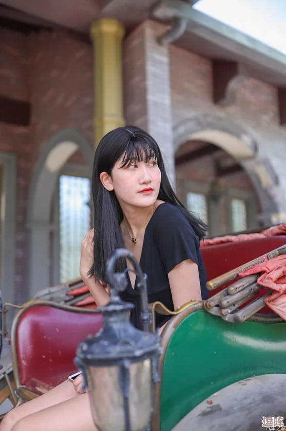 货车司机老周车赵青窃窃私语，似乎在讨论着什么秘密，让人不禁好奇他们之间究竟隐藏了怎样的故事