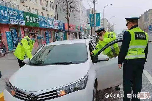 货车司机老周车赵青窃窃私语，似乎在讨论着什么秘密，让人不禁好奇他们之间究竟隐藏了怎样的故事