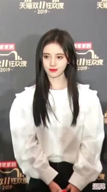 鞠婧祎秘 被男人桶到爽：这句话暗示了她在某种情境中获得了极大的满足与快乐，令人好奇其背后的故事