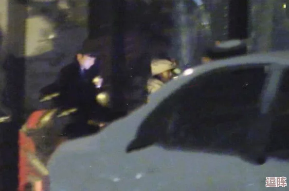 撒尿WBWBWB毛：这位明星被曝与神秘对象深夜约会，网友纷纷猜测恋情真相！
