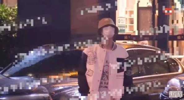 撒尿WBWBWB毛：这位明星被曝与神秘对象深夜约会，网友纷纷猜测恋情真相！