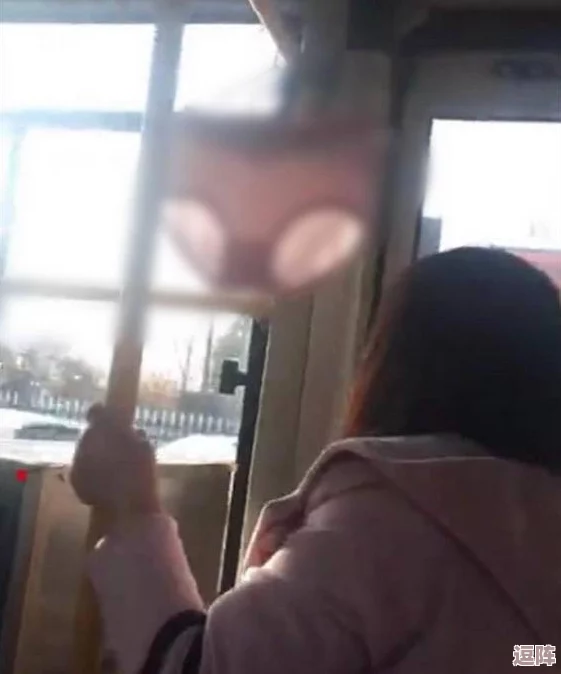 公交车上内裤滑进去了会怎么样？尴尬瞬间如何处理，乘客反应各异引发热议！