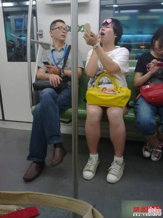 公交车上内裤滑进去了会怎么样？尴尬瞬间如何处理，乘客反应各异引发热议！